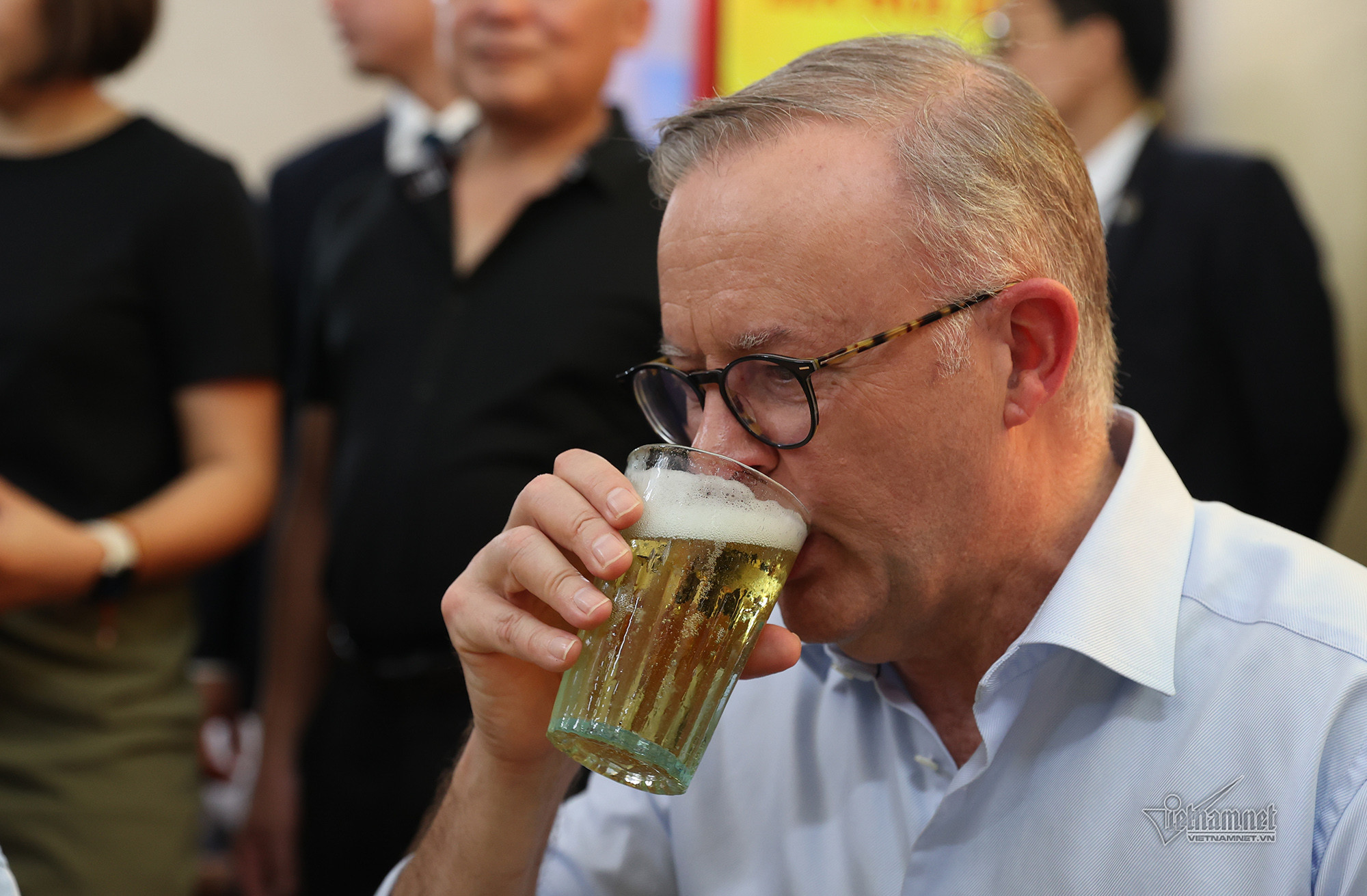 Thủ tướng Australia thưởng thức Bia hơi Hà Nội và hô 