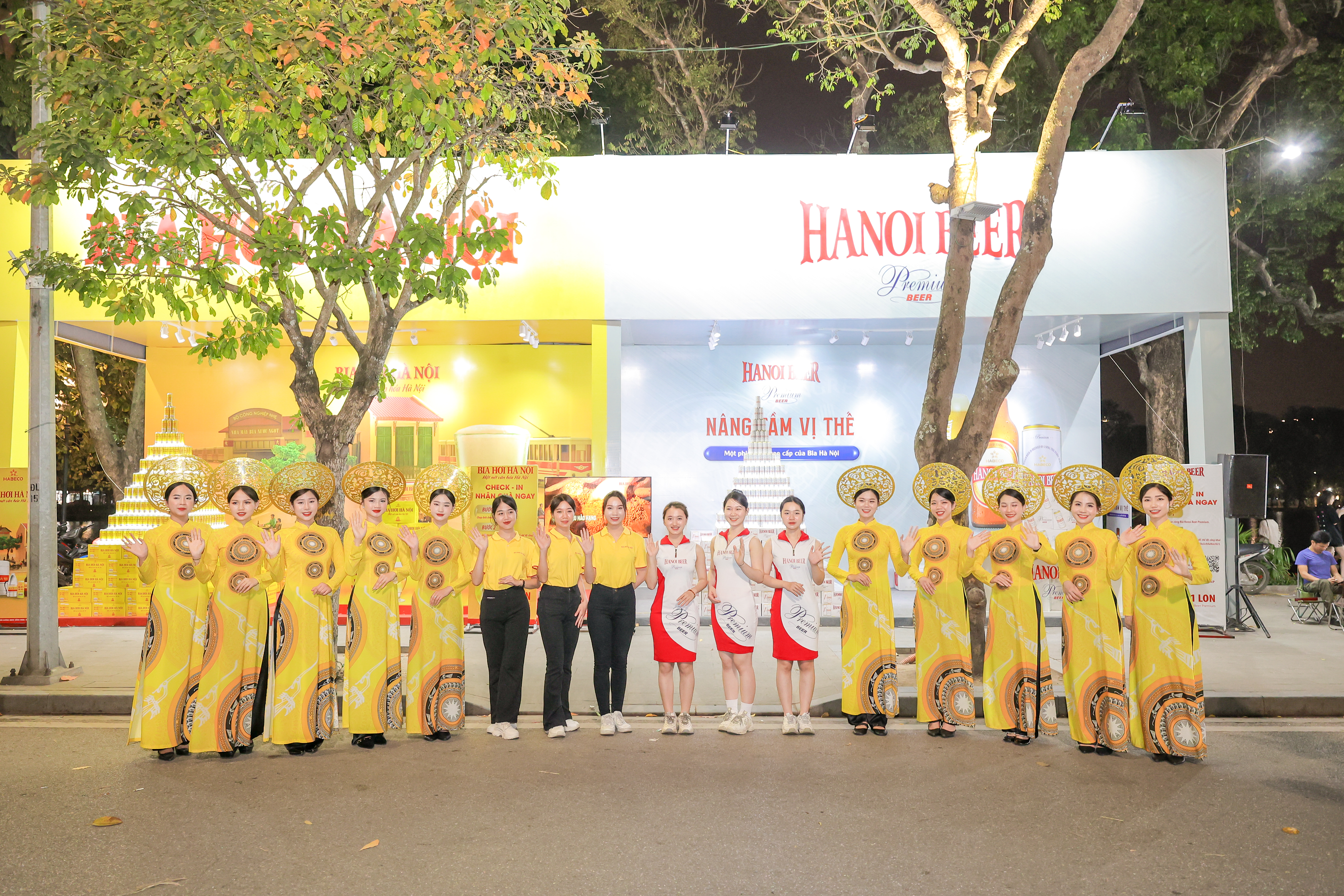 Gian hàng Bia Hà Nội thu hút du khách tại Lễ hội Du lịch Hà Nội 2023